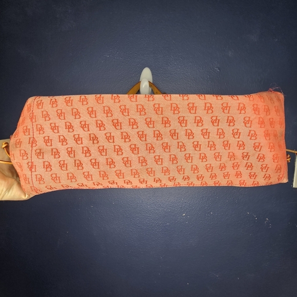 Signature fabric large red Dooney and Bourke shoulder bag! - Picture 4 of 6